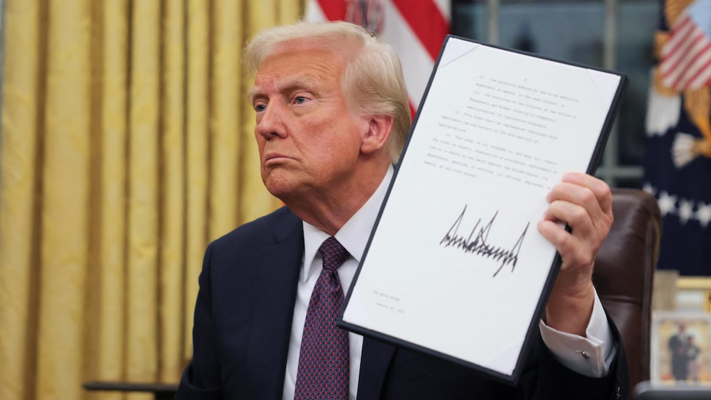 US Court Temporarily Pauses Ruling That Blocked Trump Tariffs; White House Vows Supreme Court Fight